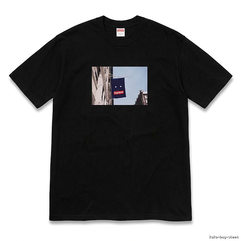 Supreme street scene style black T-shirt